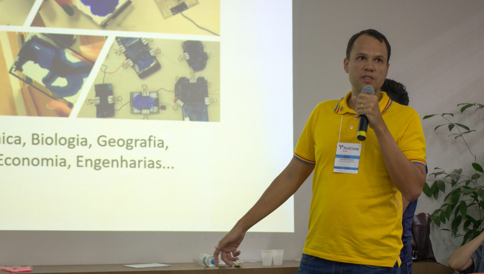 Professor Thiago Maduro em apresenta&ccedil;&atilde;o na USP